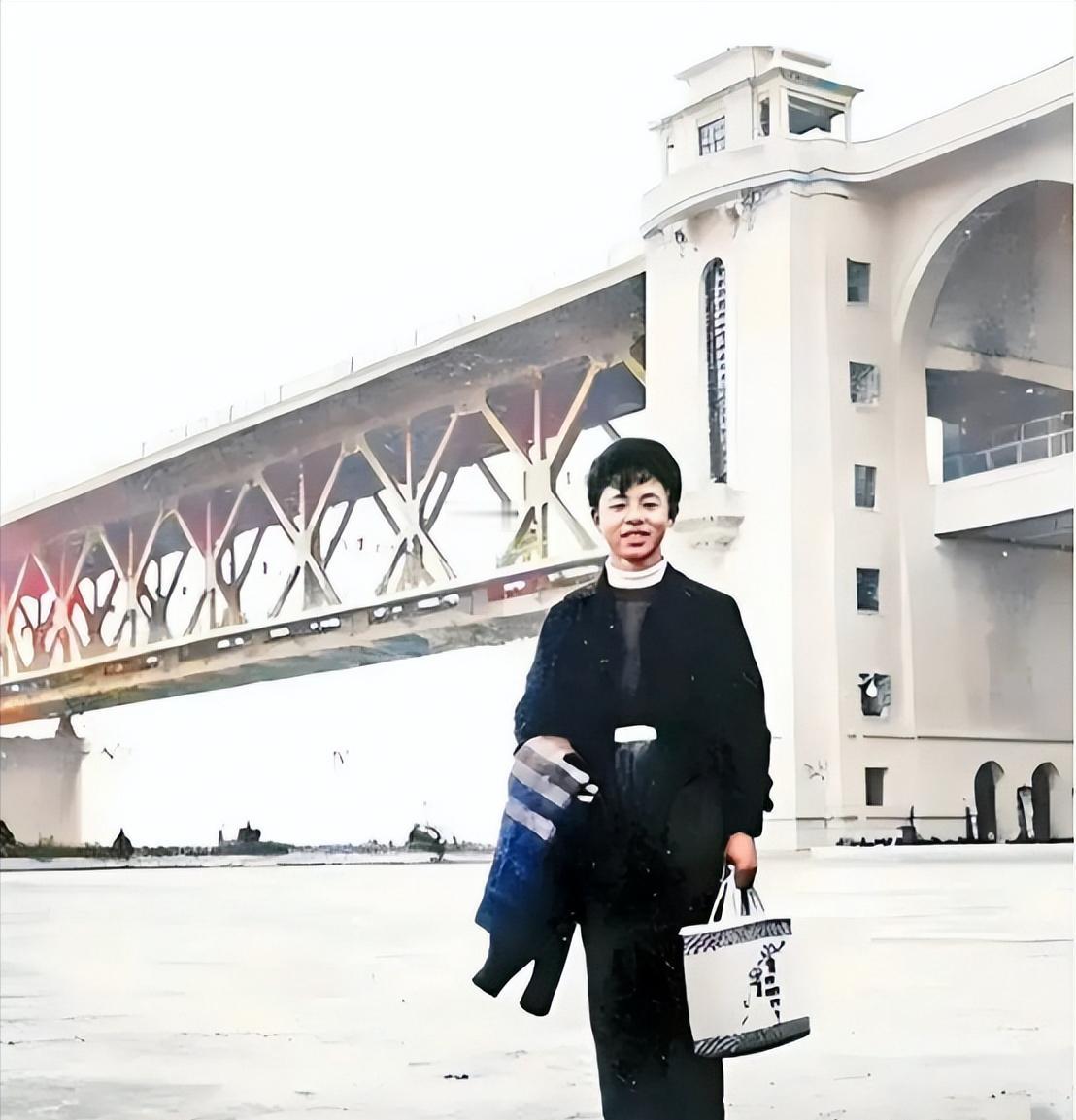 1958年，18岁的雷锋在武汉长江大桥前留下了这张珍贵的影像，那时的他还没有成为