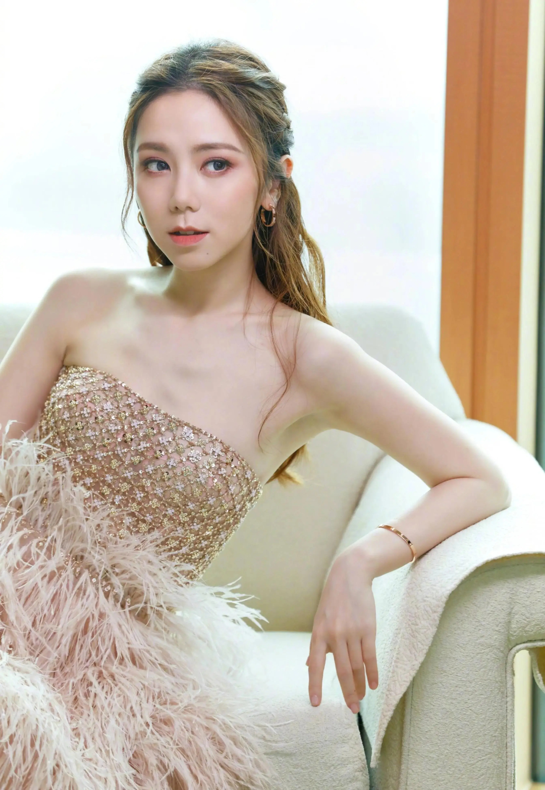 【#邓紫棋发文回应启示路获奖#】#邓紫棋第一个文学奖# 4月17日，发文：WOW