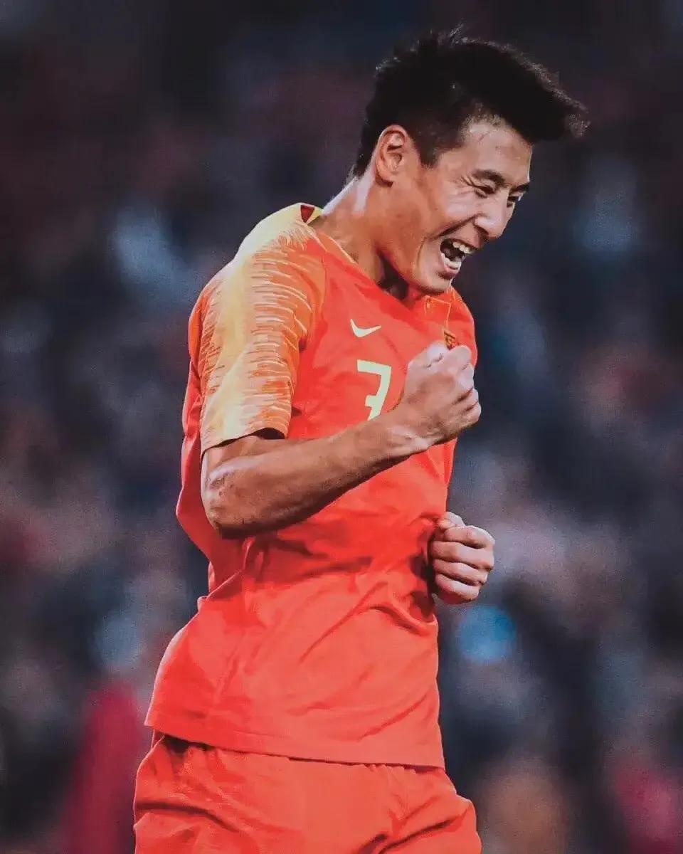 中国男足4:1新加坡队，费南多和武磊表现最佳

1、谢鹏飞：7分，脚下技术好，拿