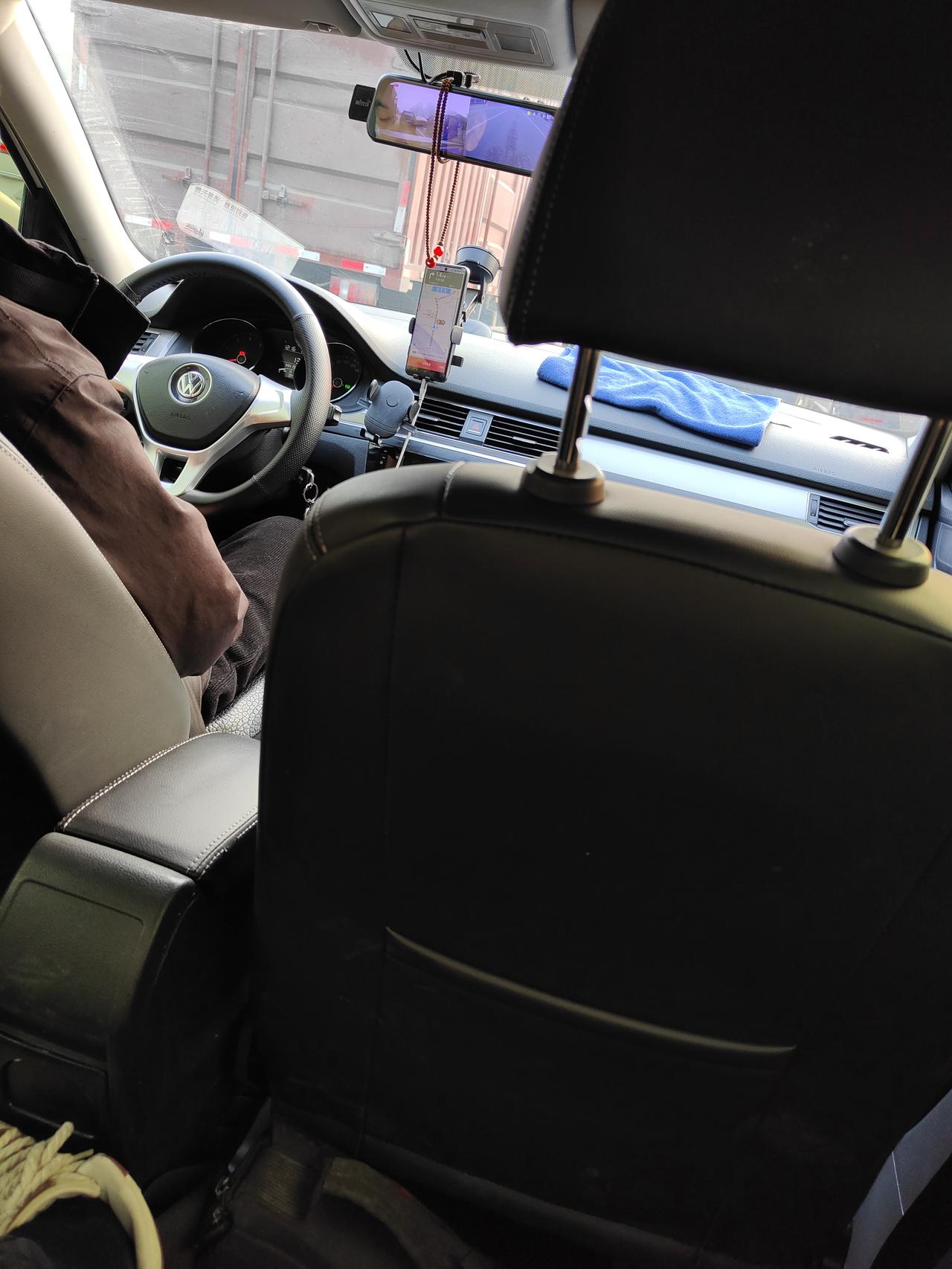 现在打滴滴能打到一辆油车，
也算是很幸运了。不是说油车有多好，也不是说电车有多差