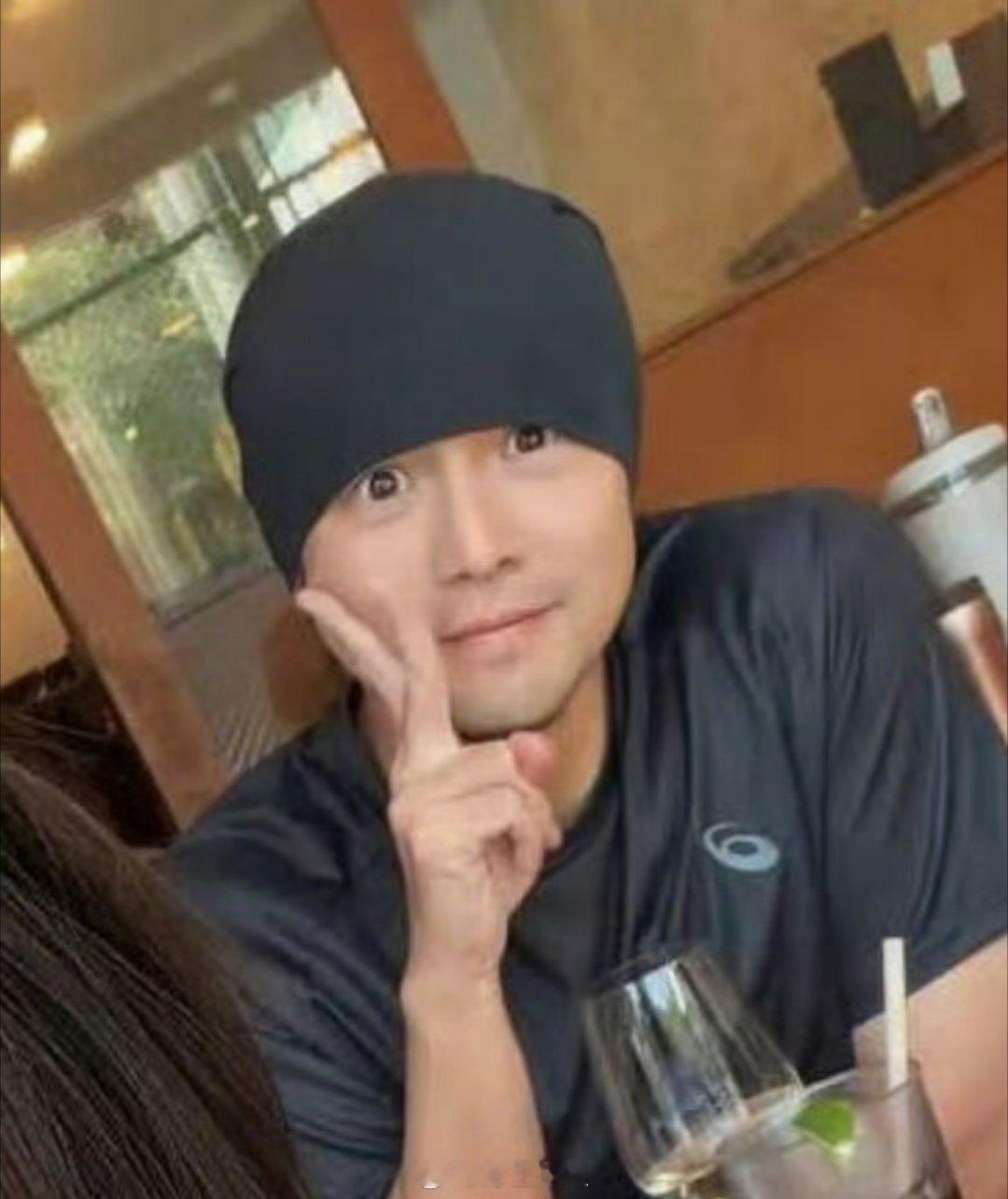 哈哈哈哈哈大家发现昆凌跟周杰伦的合照里面，周杰伦的眼睛真的是瞪得像铜铃啊，这是给