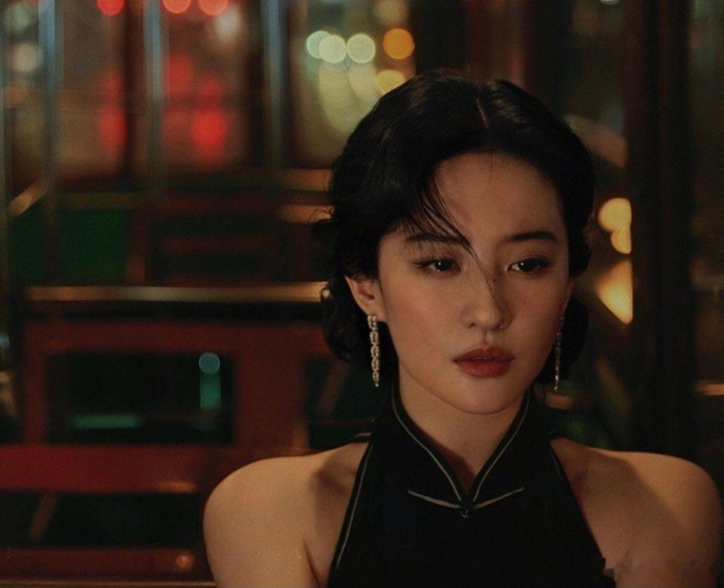 刘亦菲在不拍戏的时候怎么瘦成这样了吗🫪 这下颌线这脸颊微微凹陷真绝了啊！感觉比