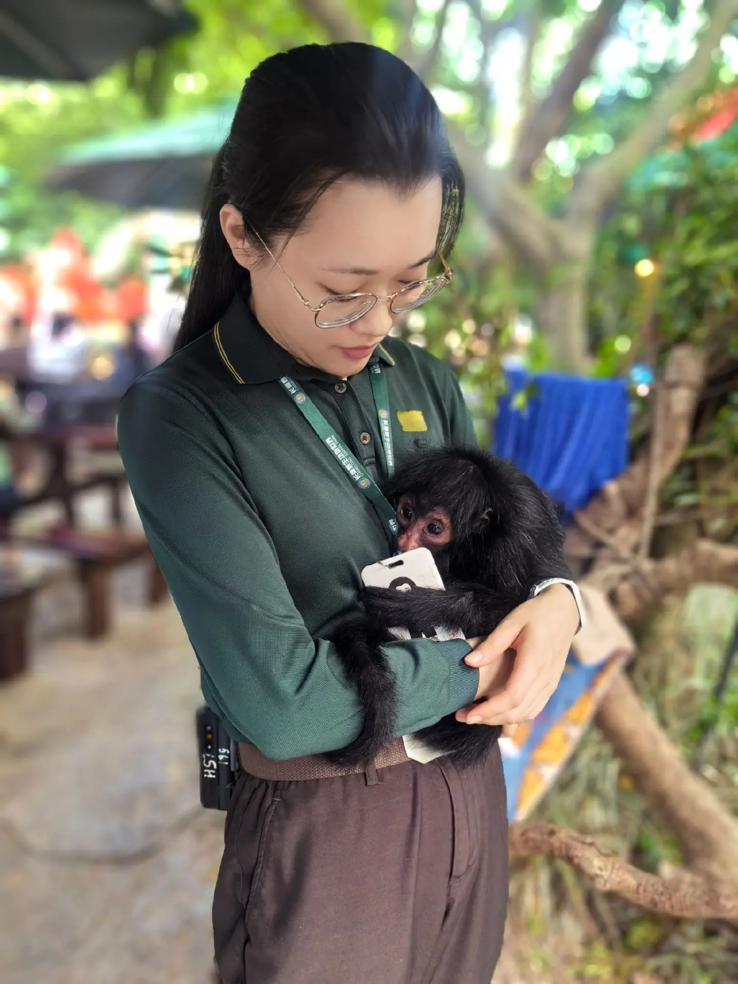 小葵在奶妈的怀抱里超级乖哦😚