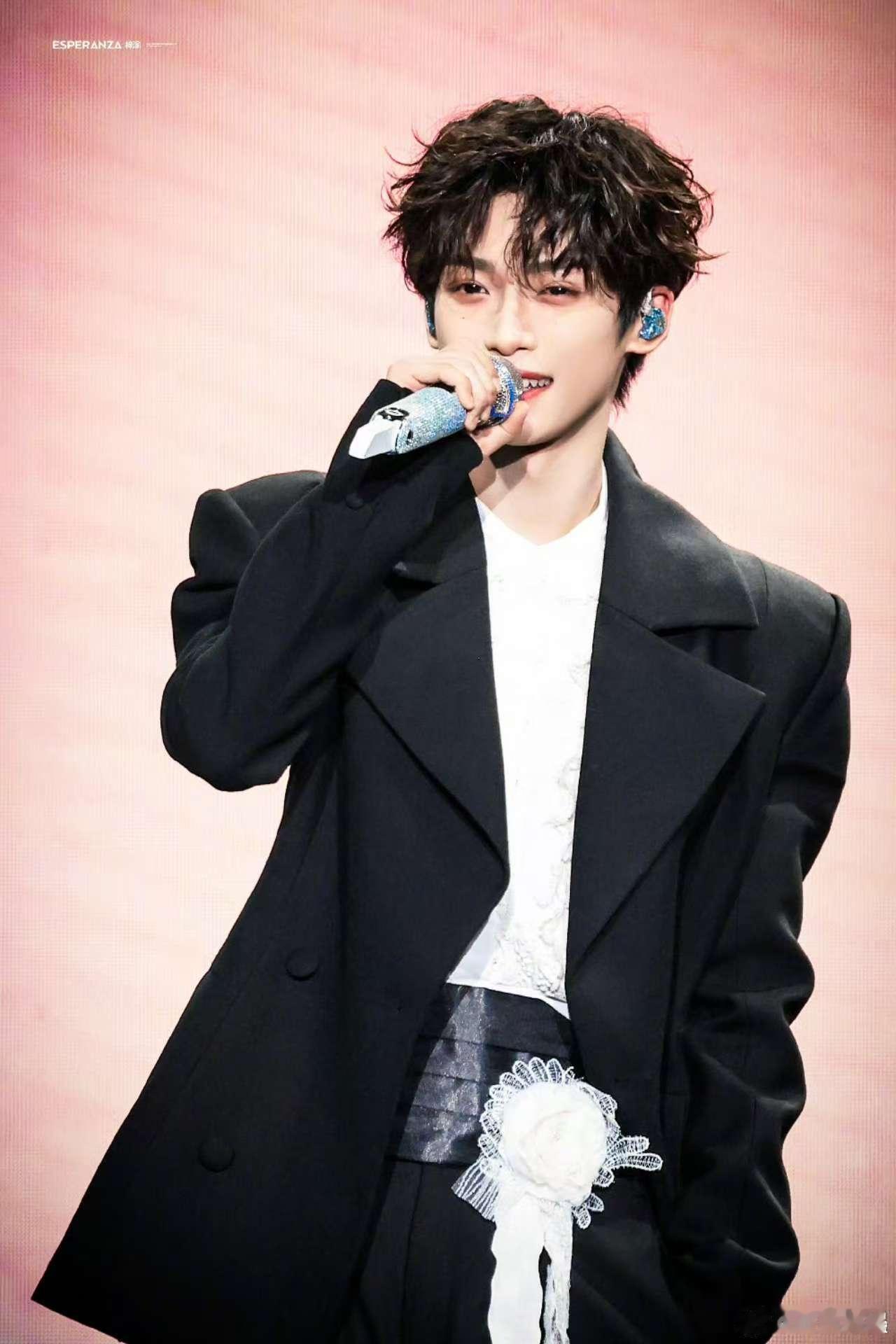 梓渝音乐节神图有了梓渝白衬衫燕尾服小卷毛梓渝音乐节神图有了，卷毛帅，绝了 ​​​