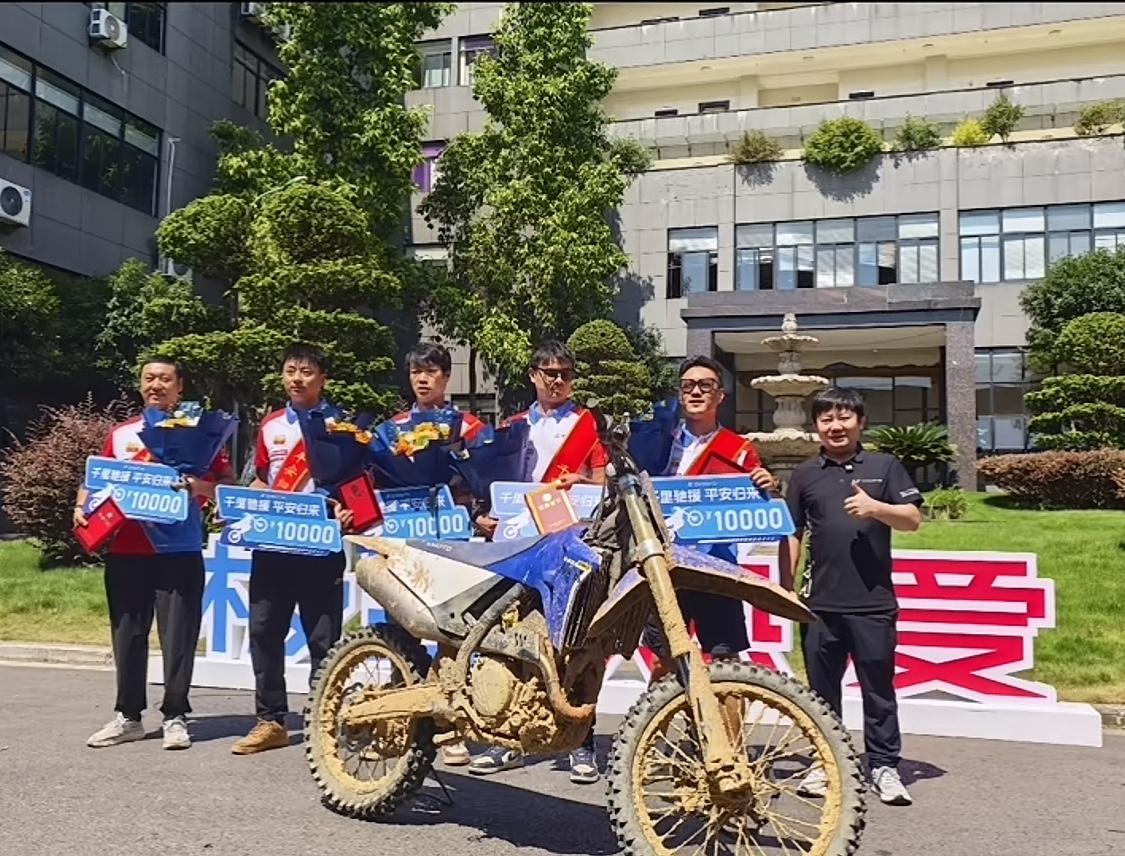 张雪隔三差五就给员工发奖金，换作是谁都扛不住。

张雪机车工厂去支援广西的同事凯
