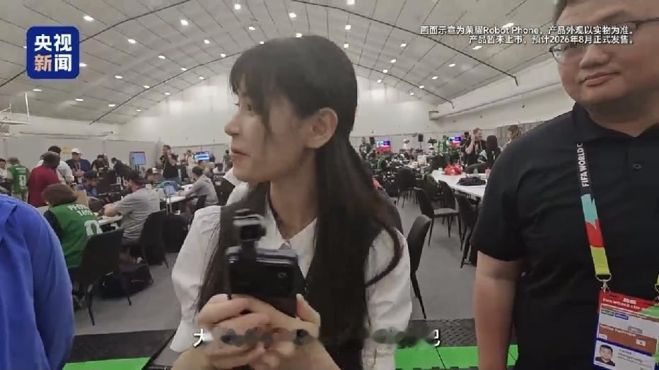 逛世界杯现场意外解锁新惊喜，直接被一台手机圈粉了！全球首台机器人手机跳舞炫技 的