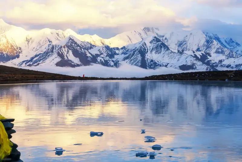 一年一年换新装，风雨兼程在路上，相知相识、新风光晶莹雪花煜明天，[赞][赞]//