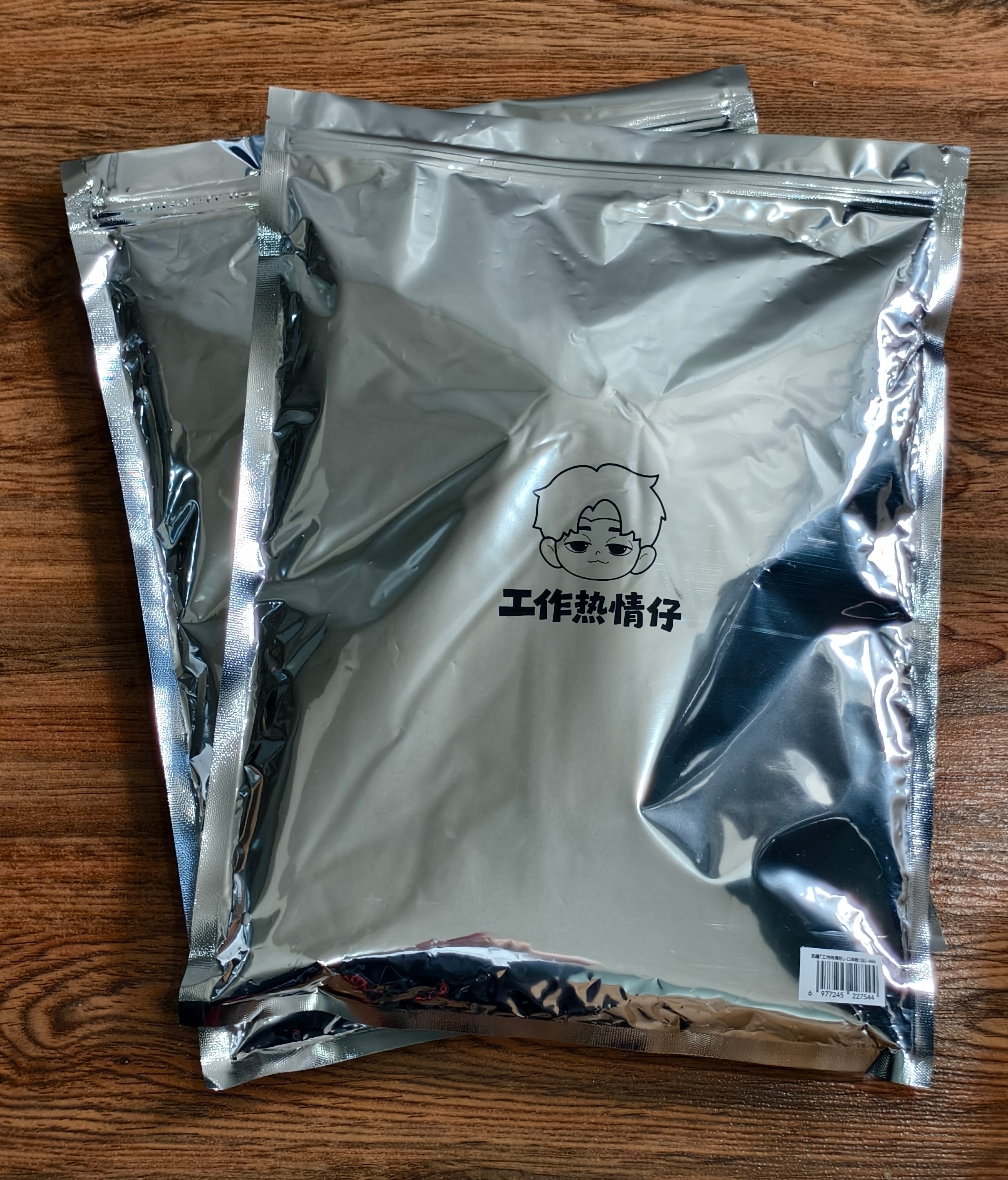 苏醒[超话] 🐱 苏醒工作热情仔 工作热情T恤收到了，苏醒做的东西连包装袋都这