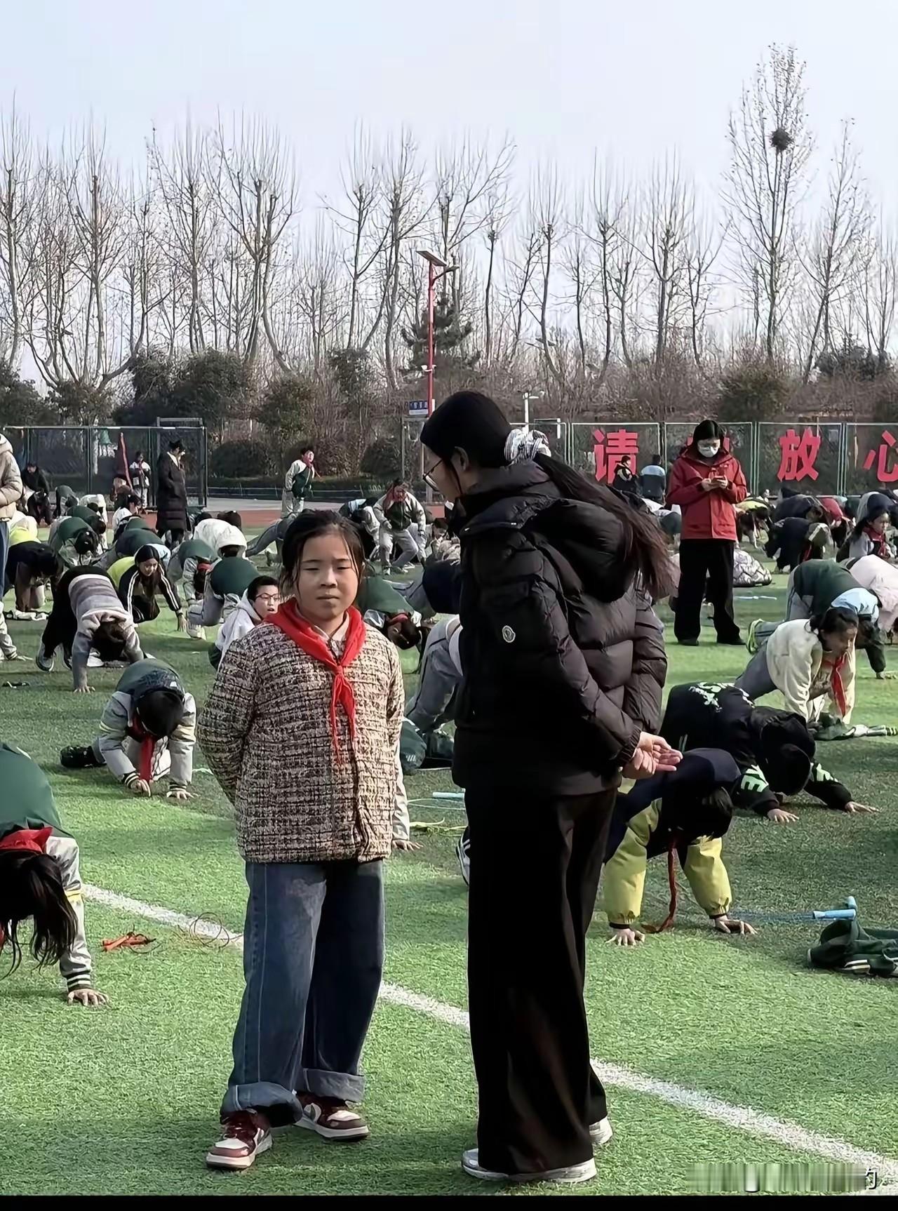 看这架势
班主任很生气
不过班主任为啥带个红领巾呢
而且身高也不高