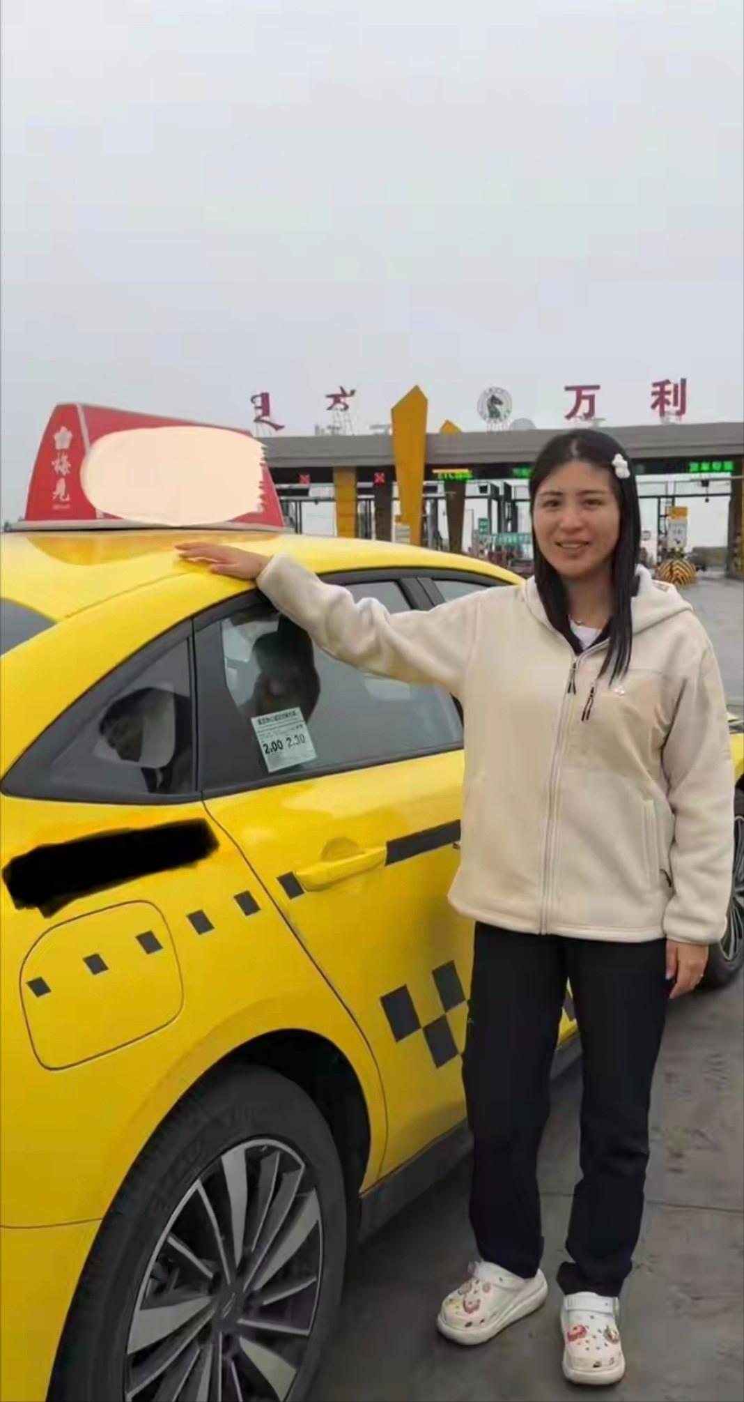 重庆一女子，打出租车去内蒙古旅游，单程1700公里，
俩人赶路两天，先到陕西延安