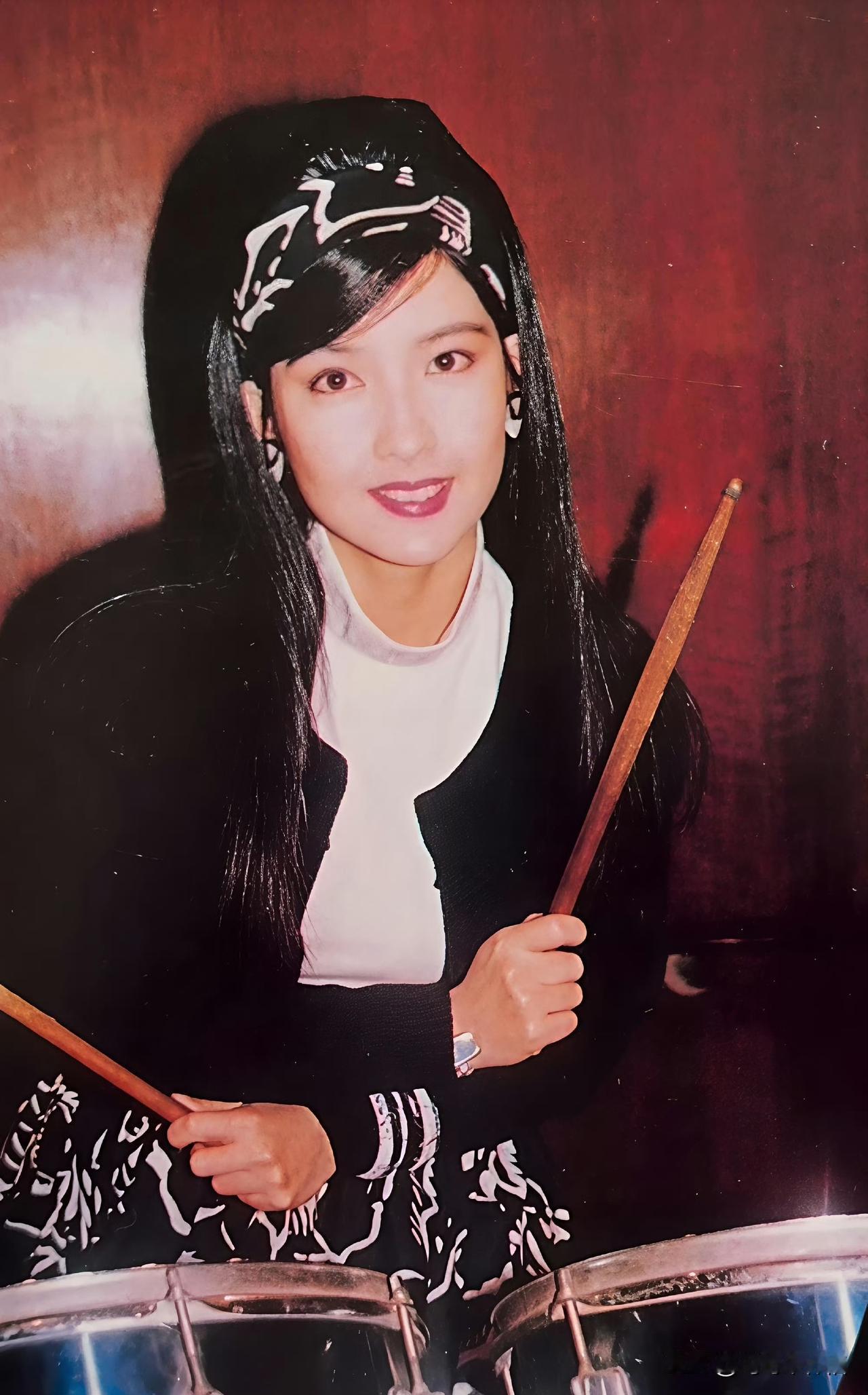 🎆玉女掌门人的酷飒美少女时代👇
黑白配的复古穿搭，
发带箍住少女心事，
鼓槌