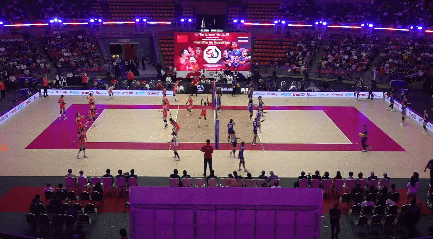 国际排坛动态中国女排vs泰国女排看样子是19点开始。泰国方面挺用心的，来热身时的