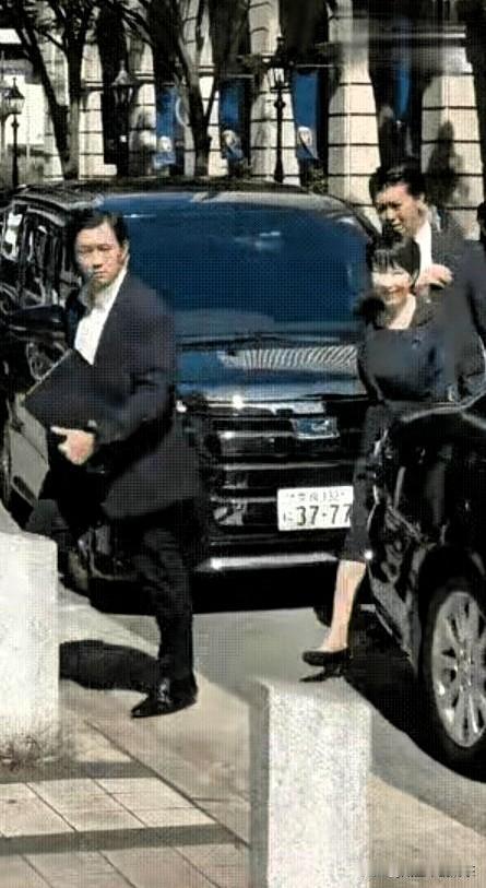 这下实锤了！
这辆车牌“37-77”的公务车，
是高市早苗的，她刚从黑色公务车上