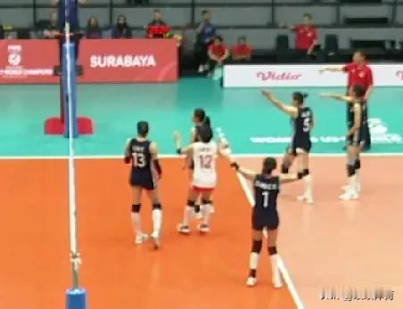 【三局都是差2分，中国队第三局27-25艰难拿下，大比分2-1领先】
U21女排