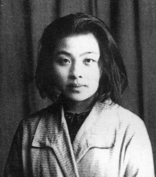 1928年，民国才女丁玲同时爱上了两个男人，哪个都不舍得分开，于是提出了三人同居