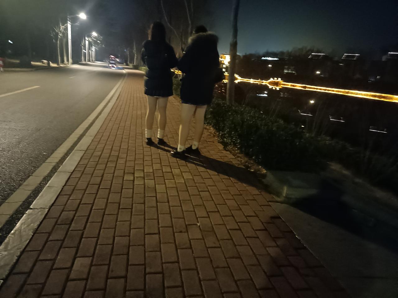 穿衣打扮昨天晚上散步在水上公园处见到俩美女，寒冬腊月的天气，这身穿搭不冷吗？（图