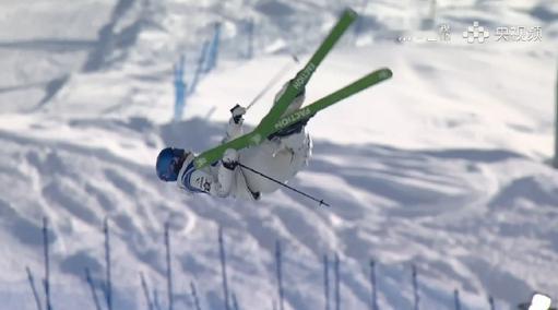 谷爱凌第一滑出现失误米兰冬奥会自由式滑雪女子U型场地决赛，谷爱凌第一滑出现失误得