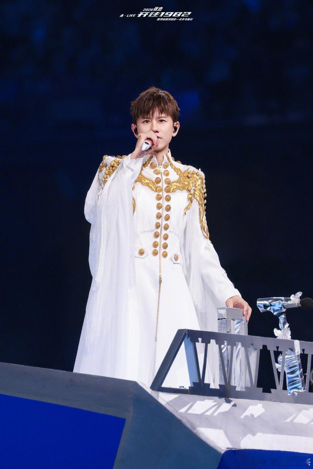 张杰北京鸟巢进度张杰鸟巢演唱会只剩明天最后一场了，近一个月的狂欢马上落幕，好舍不