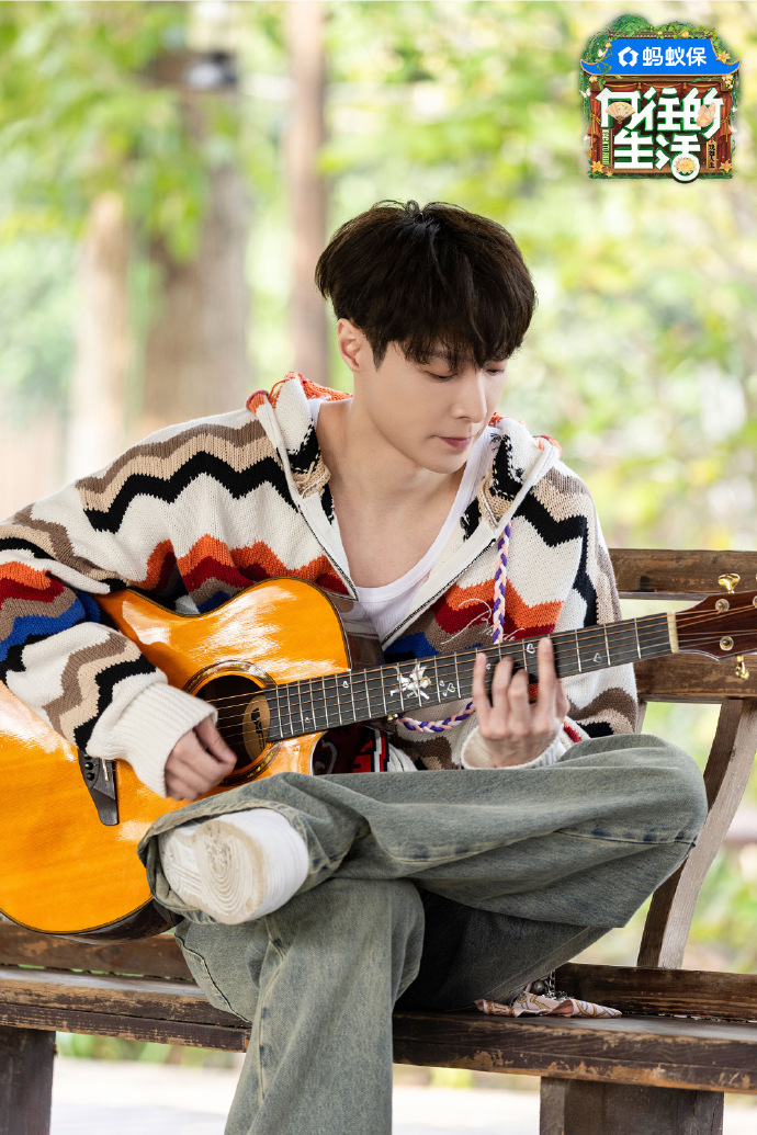 张艺兴向往的生活弹吉他海报，张艺兴回蘑菇屋啦，一起排大戏感受戏剧的魅力~ 
