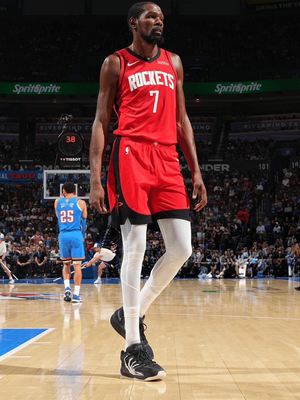 西决预演！有杜兰特的火箭确实很强！
今日，火箭与雷霆的NBA揭幕战准时开打，在正