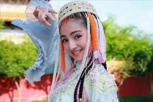 乌克兰美女和新疆美女都特别漂亮。
二者没有高下之分，只是人种骨架，五官气质，美感