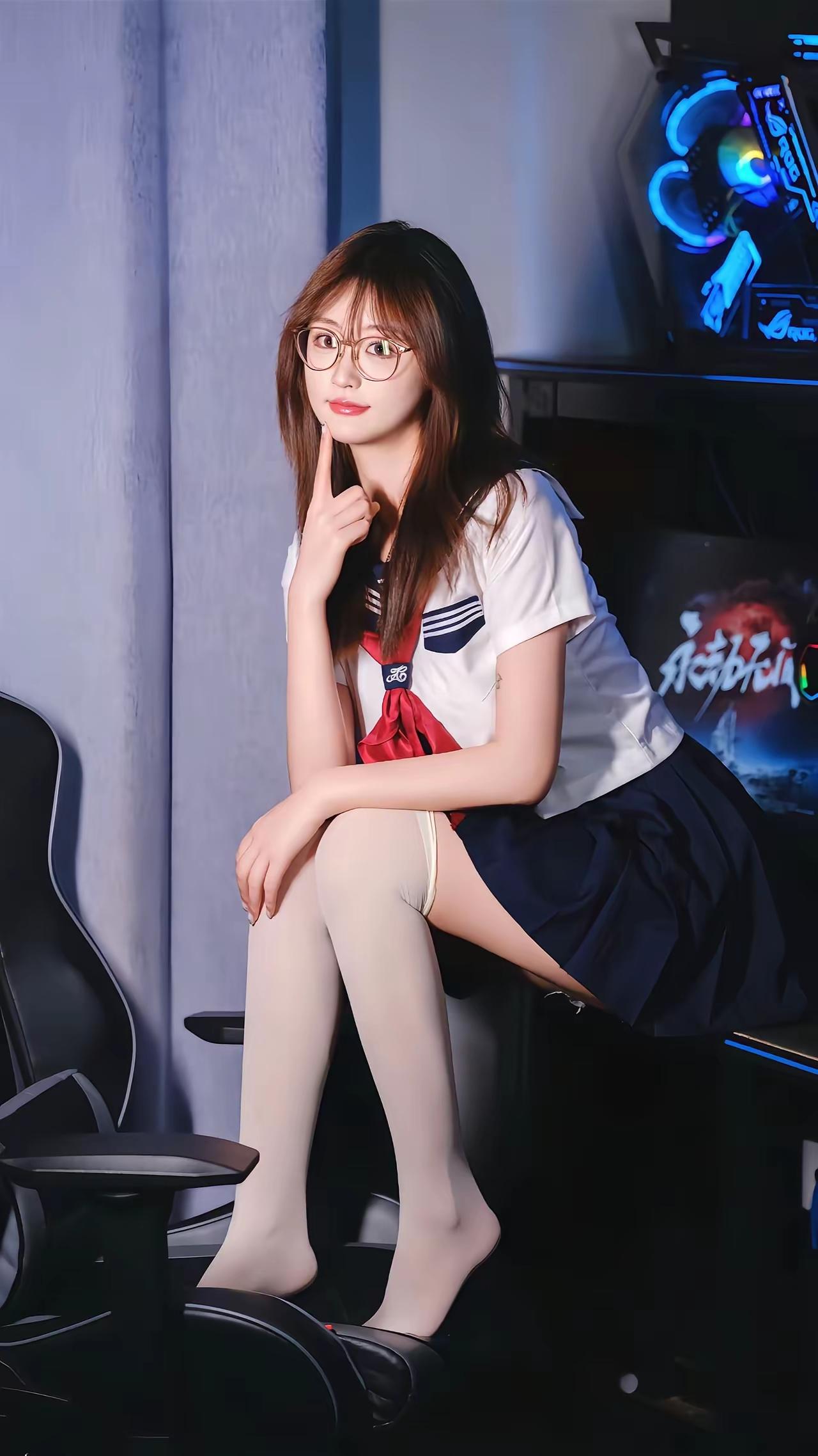 可爱少女在电竞椅上思考，背景是炫酷的电脑和游戏海报