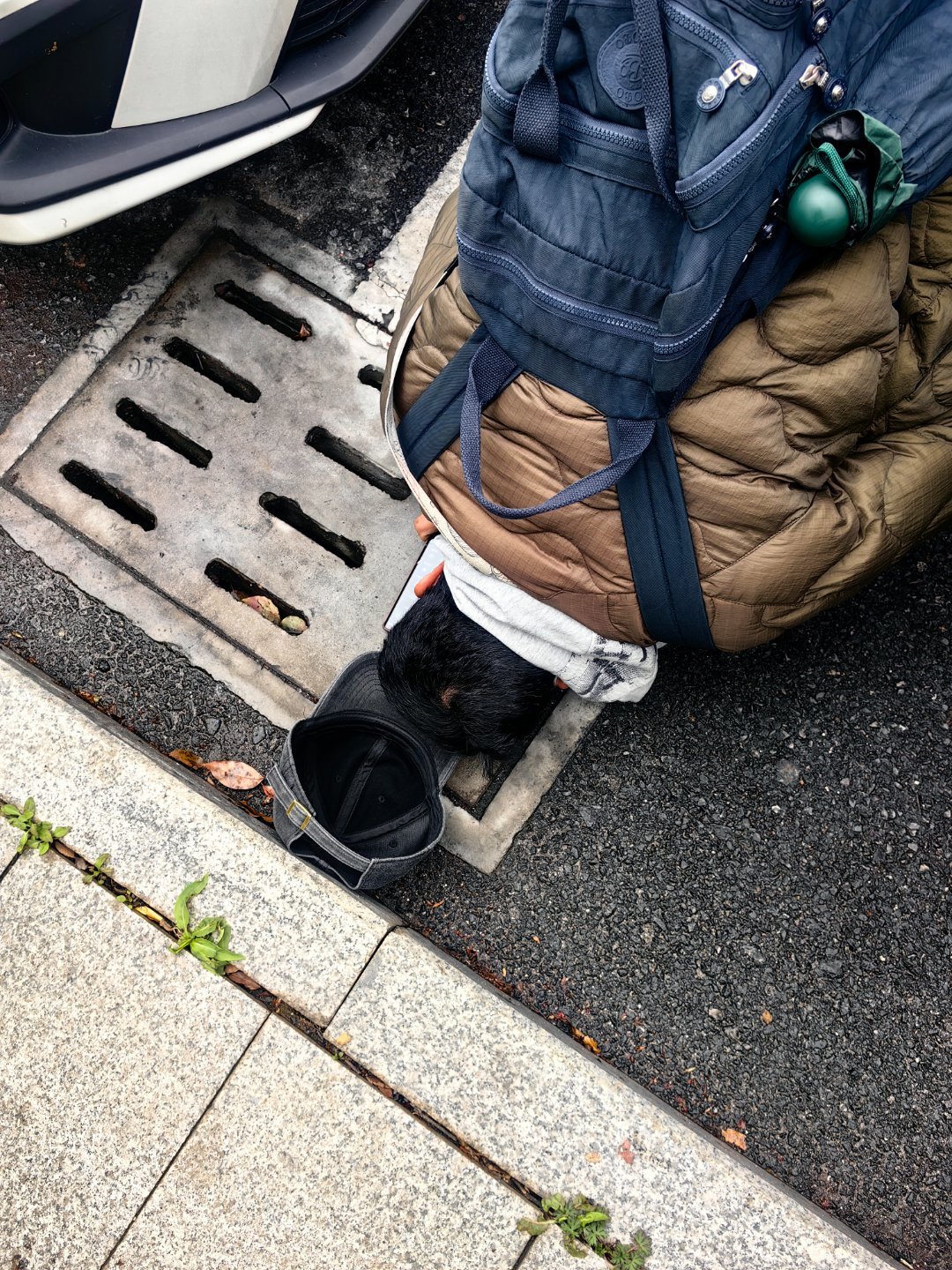 *在路上*弦高古城回来的路上，大新的手串～双股的～断了，珠子撒了一地，最惨的是那