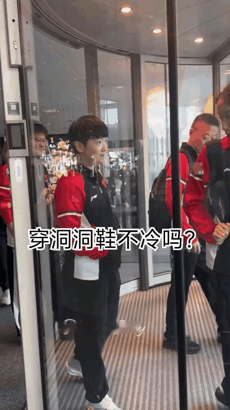 “钱千，穿洞洞鞋不冷吗？”
莎莎这一声问候好温暖
不知钱千一感受到了没有？
这也