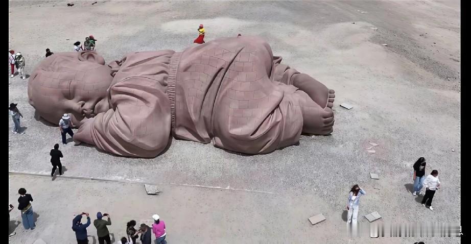 吐舌头的老子。只有头颅的汉武大帝，戴枷锁的文天祥。头顶被挖洞的岳飞，趴在泥地上的