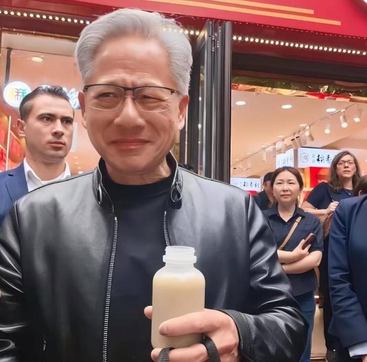 很多人不理解，为什么黄仁勋作为英伟达创始人，最后只剩3.5%的股份？
 
5月，