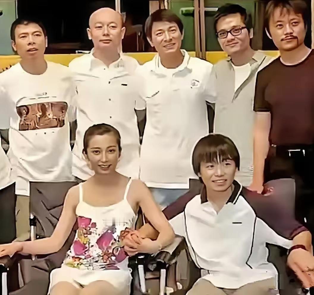 20多年前的老照片，王宝强跟李冰冰手拉手坐在前排，后边站全都是娱乐圈大咖级别的人
