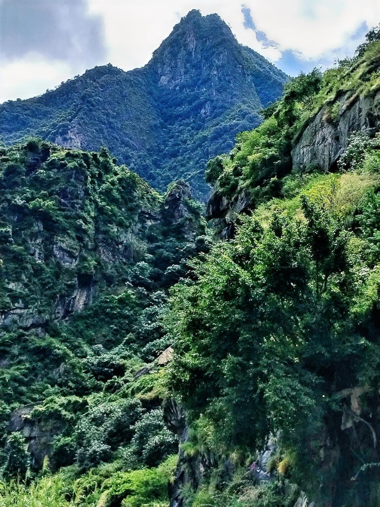 云雾缭绕的神秘山峰等你来揭秘！