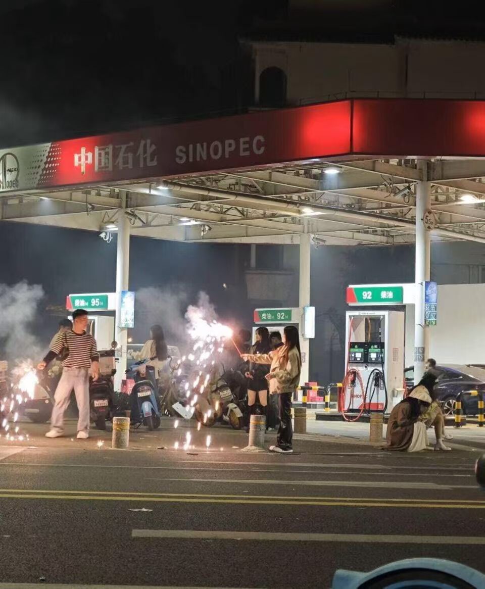 还有更离谱的加油站旁放烟花这是想跟烟花一起升天呐 