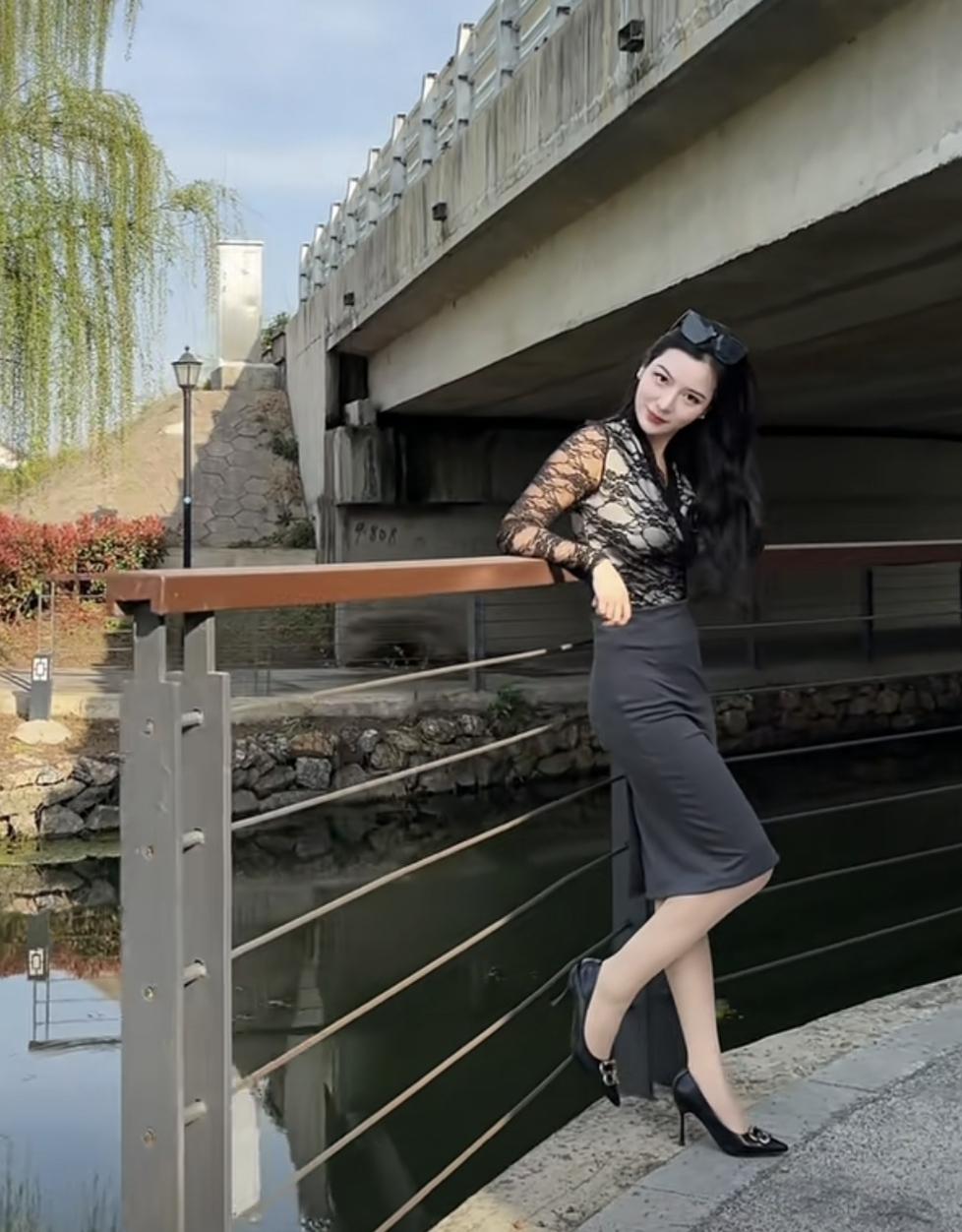 分享美女穿搭服饰回眸一笑百媚生！