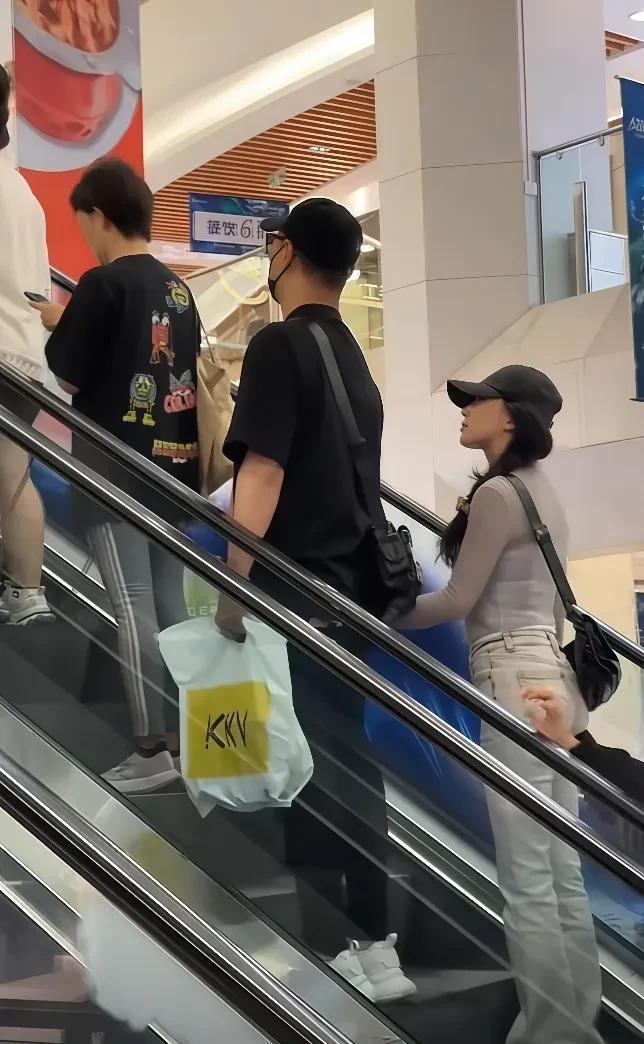 汪峰与女友森林北恋情曝光，迅速引起网友热议。两人手牵手逛街被拍，展现热恋状态。不