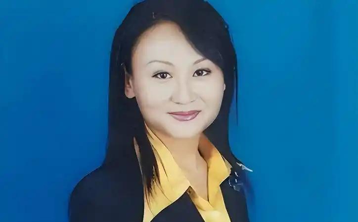据公开报道，前央视主持人曹晴辞去公职，嫁给年长20岁的美国医生。婚后她自称遭受家