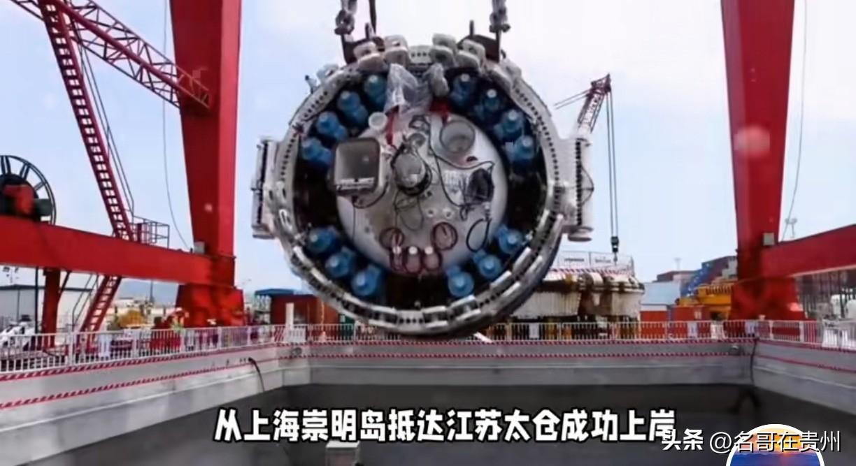 长江底下最硬‘骨头’，被中国4000吨‘钢龙’啃穿了！

中国基建又甩出“王炸”