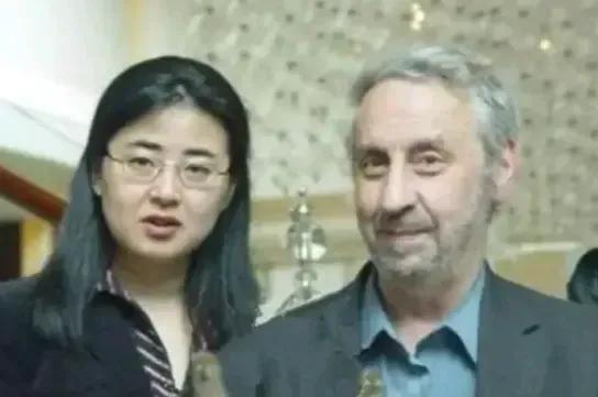 1999 年，28岁北大才女田晓菲嫁给53岁美国导师，父母气的咬牙切齿，但田晓菲