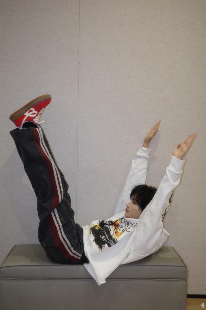 祝余宇涵19岁生日快乐！从青涩到帅气，百变造型真是迷倒了无数人，今天吹蜡烛的时刻