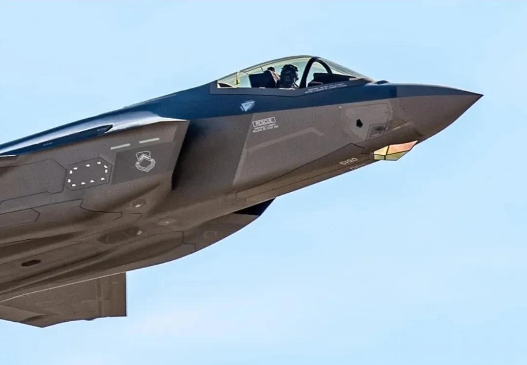 F-35的光电追踪瞄准系统(EOTS)
#妙笔生花创作挑战# 美国F-35战机首