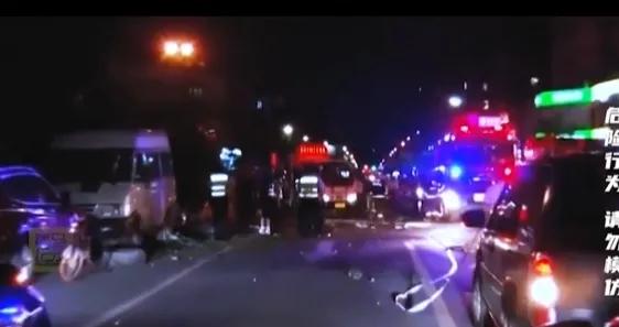 奔驰女在闹市开车油门当刹车，导至4人死亡，13人重伤这是怎么回事呢？

    