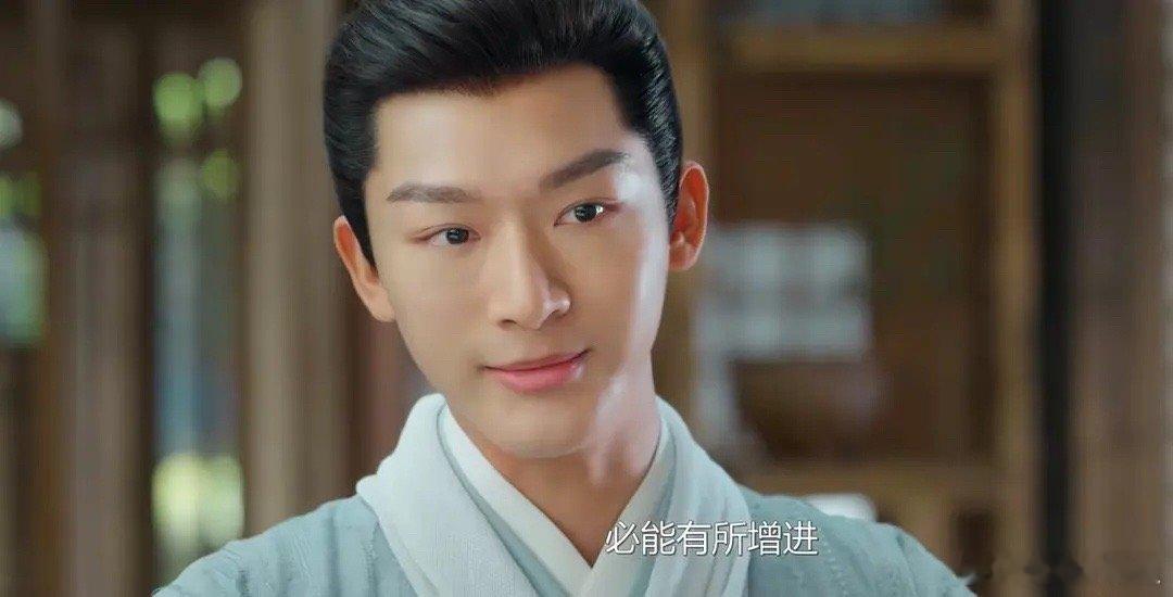 张晚意真的好像哪个地主家的土小子啊 ​​​