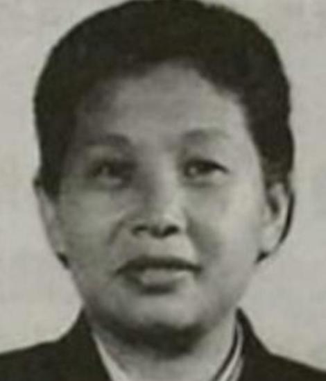 1939年，女战士徐敏准备去如厕，突然被一壮汉抱到了床榻上，对方捂住了她的嘴巴，