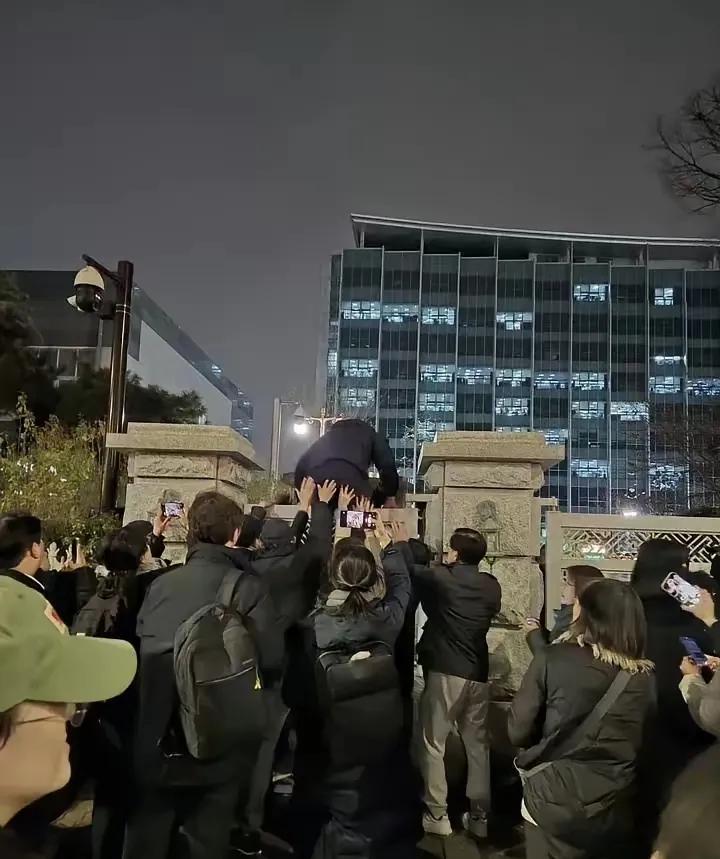 这图可以纳入韩国本世纪名场面前十了。
韩国首尔初雪，最低温-5度，60岁老头李在