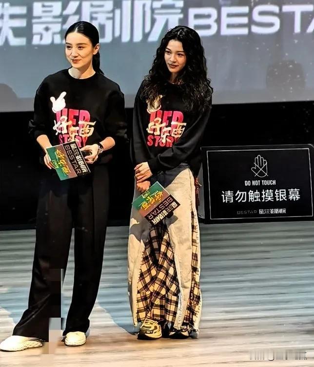 宋佳和钟楚曦两女明星谁漂亮？
两人同框可真是有得比，宋佳休闲装扮随性自然，肌肤光