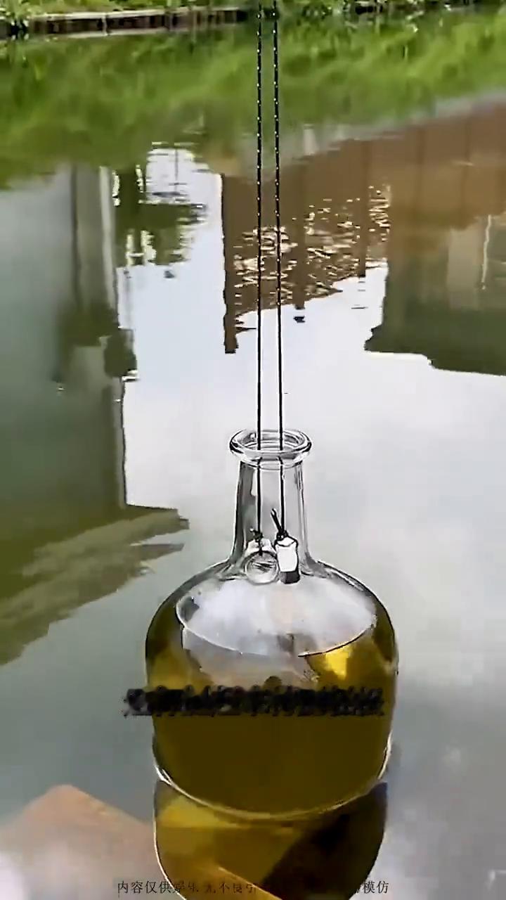 多数人都不知道的小妙招，看完立马就能用上。
·绳子绑上两个螺母，再伸进瓶子里面，