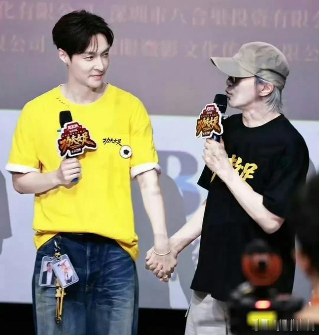 张艺兴裤子挂满周星驰周边张艺兴穿搭演我追线下功夫女足票房是周星驰最好的补药星爷全