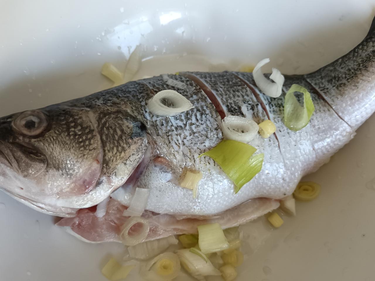 今日分享
清蒸鲈鱼：鲈鱼收拾干净，花刀，放葱姜沫、少许食盐腌制十五分钟，放鱼盘待