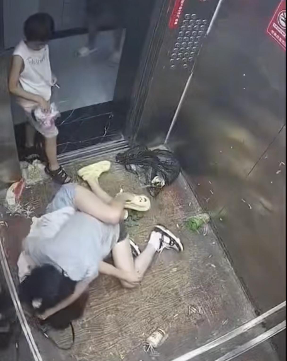 女孩错就错在人太小了，打人没力气像挠痒痒一样，我看的还不够过瘾，我感觉她最后几拳
