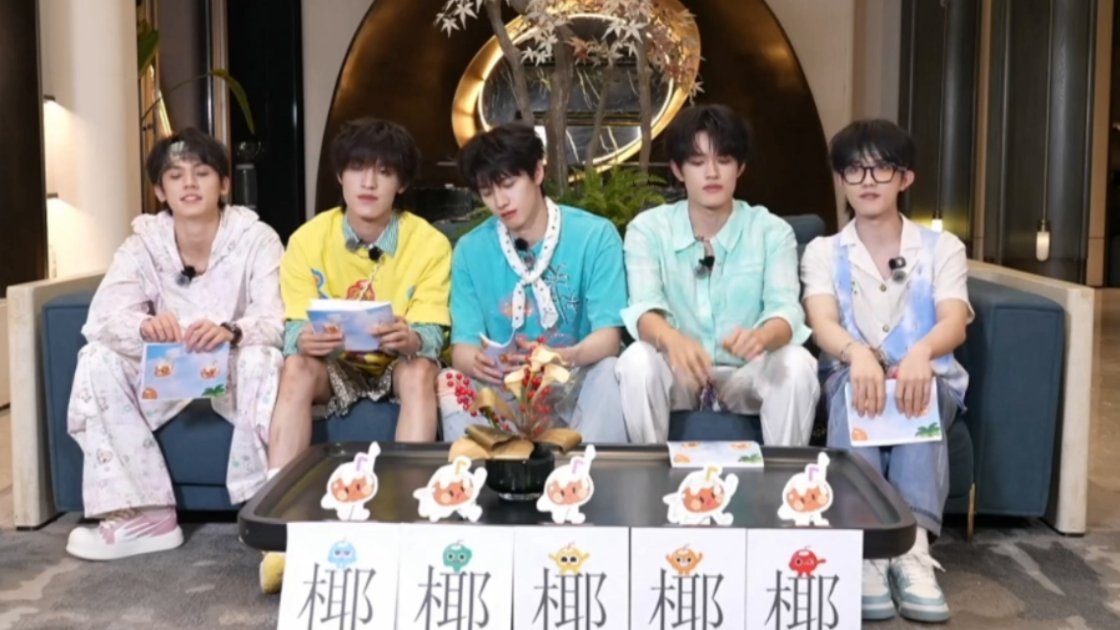 我不知道苏新皓这个无论做什么都最认真最专注最积极的萌妹子到底还要被另外四个÷拖累